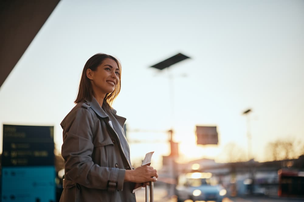 Reiziger die arriveert bij de luchthaven