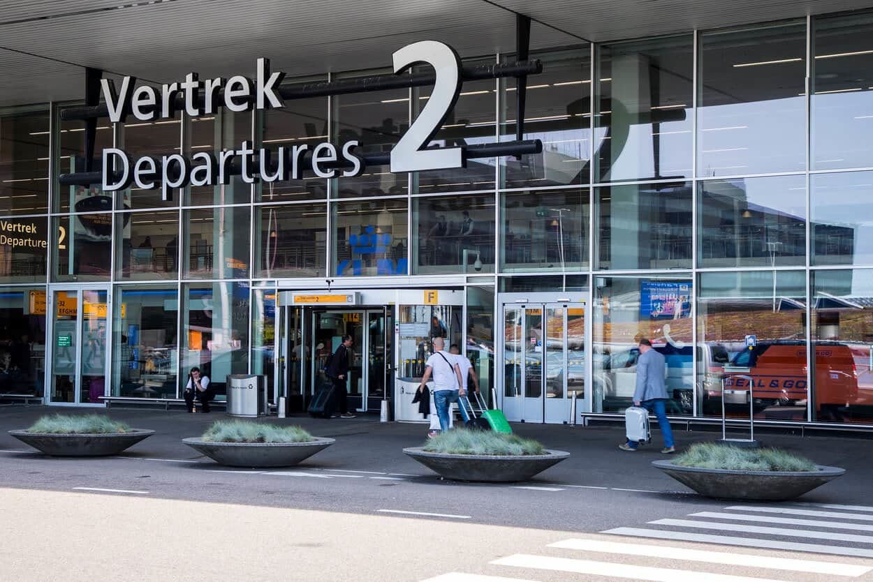 De vertrekhal van een luchthaven